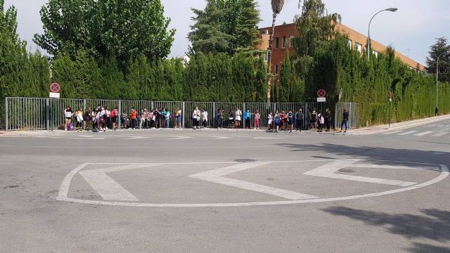 Niños de Ambroz esperando el bus escolar Niños de Ambroz esperando el bus escolar