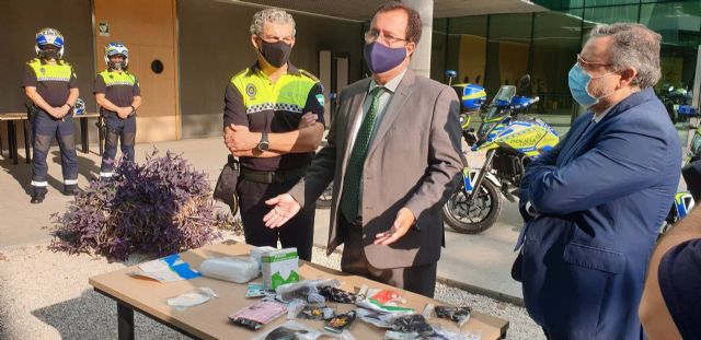 Cabrera muestra las mascarillas intervenidas Cabrera muestra las mascarillas intervenidas