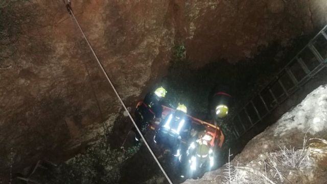 Rescate de una joven de 18 años en un pozo en el Cerro de la Tortuga de Málaga capital Rescate de una joven de 18 años en un pozo en el Cerro de la Tortuga de Málaga capital