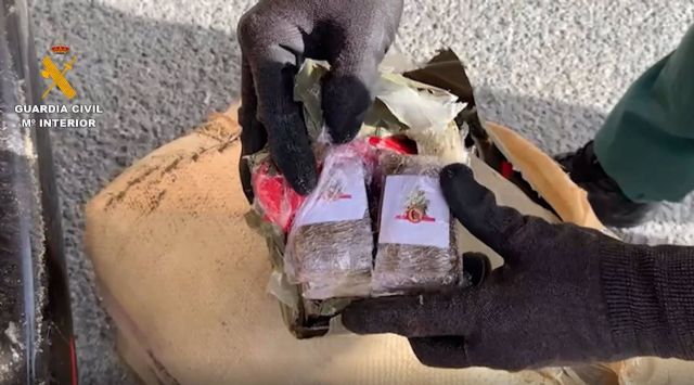 La Guardia Civil detiene a quince personas, dos de ellas menores, en un alijo en una playa de Marbella La Guardia Civil detiene a quince personas, dos de ellas menores, en un alijo en una playa de Marbella