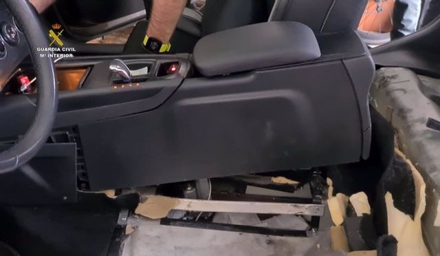 La Guardia Civil interviene 14,8 kg de hachís transportados ocultos en el doble fondo de un vehículo La Guardia Civil interviene 14,8 kg de hachís transportados ocultos en el doble fondo de un vehículo