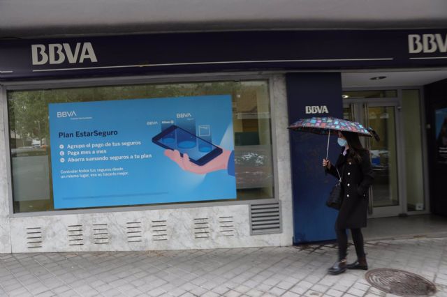 Una persona pasa por delante de la puerta de una Oficina de BBVA en Madrid. - Isabel Infantes - Europa Press Una persona pasa por delante de la puerta de una Oficina de BBVA en Madrid. - Isabel Infantes - Europa Press