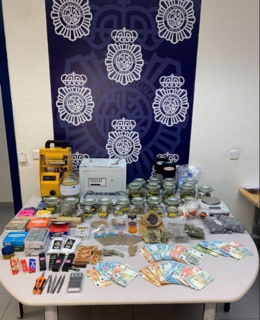 Efectos intervenidos en la operación Fumadero que ha desarticulado en un club de cannabis un punto de venta de drogas Efectos intervenidos en la operación Fumadero que ha desarticulado en un club de cannabis un punto de venta de drogas