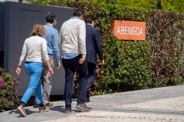 Un grupo de personas entran en la sede de Abegoa de Sevilla