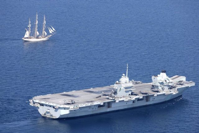 HMS Queen Elizabeth y RNOV Shabab Oman II