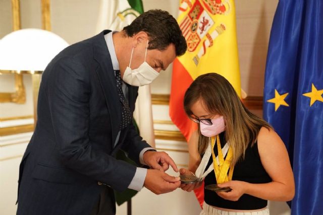 Foto de archivo del presidente de la Junta de Andalucía, Juanma Moreno,recibiendo a Blanca Betanzos, la doble campeona del Mundo De Atletismo para Personas con Discapacidad Intelectual