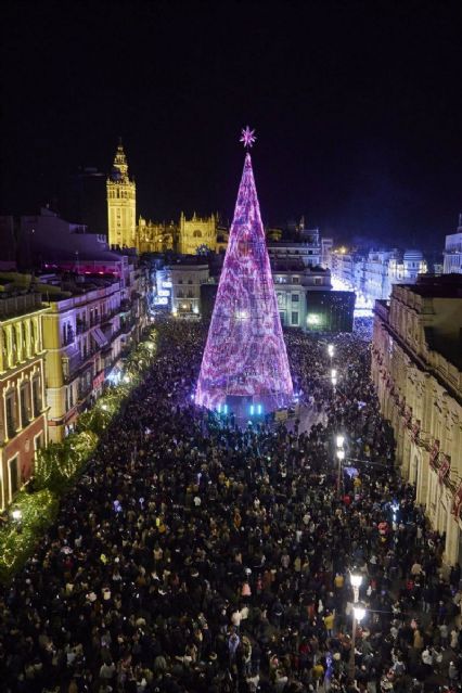 Encendido del Árbol de Navidad digital más alto, 40 metros, de Europa, a 6 de diciembre de 2021 en Sevilla (Andalucía, España) - Joaquín Corchero - Europa Press