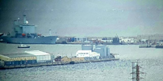 El Puerto de Gibraltar con el submarino señalado por los ecologistas al fondo