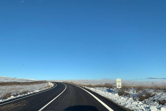 Una de las carreteras provinciales despejadas frente a la nieve Una de las carreteras provinciales despejadas frente a la nieve