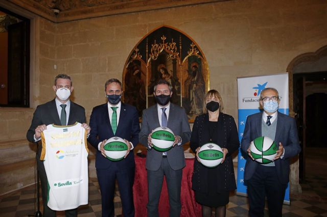 Convenio entre Ayuntamiento, Caixabank y Fundación Aro para adecuar con canastas de baloncesto plazas de barrios desfavorecidos Convenio entre Ayuntamiento, Caixabank y Fundación Aro para adecuar con canastas de baloncesto plazas de barrios desfavorecidos