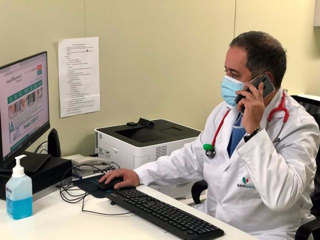 El pediatra Andrés Osuna durante una consulta telefónica El pediatra Andrés Osuna durante una consulta telefónica