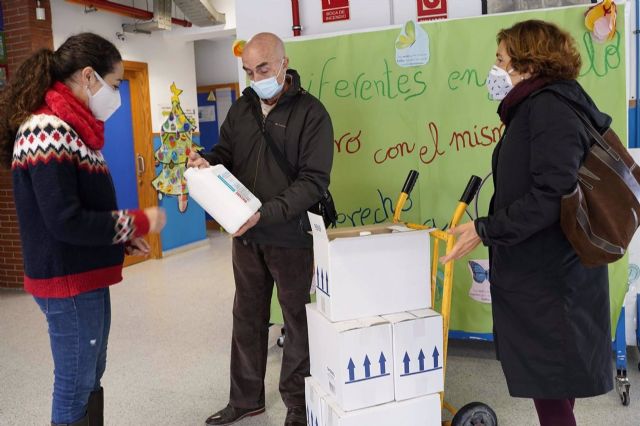 Entrega de material higiénico a un centro educativo Entrega de material higiénico a un centro educativo