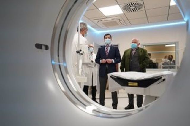 El presidente de la Junta de Andalucía, Juanma Moreno (centro), inaugura el Centro de Alta Resolución de Especialidades (CARE) Los Alcores El presidente de la Junta de Andalucía, Juanma Moreno (centro), inaugura el Centro de Alta Resolución de Especialidades (CARE) Los Alcores