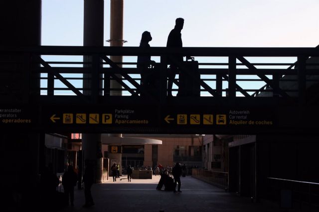 turistas a la llegada del aeropuerto de Málaga turistas a la llegada del aeropuerto de Málaga