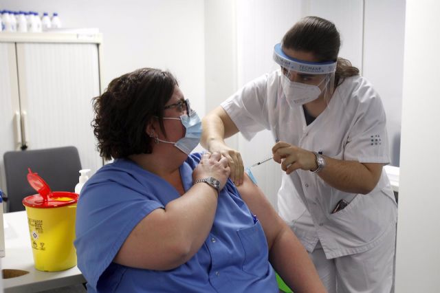 Una enfermera administra la vacuna Pfizer-Biontech contra el COVID-19 a una profesional sanitaria en el Hospital Son Espases de Palma de Mallorca, en Mallorca, Islas Baleares (España), a 13 de enero de 2021. Una enfermera administra la vacuna Pfizer-Biontech contra el COVID-19 a una profesional sanitaria en el Hospital Son Espases de Palma de Mallorca, en Mallorca, Islas Baleares (España), a 13 de enero de 2021.
