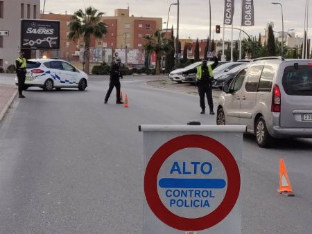 Control de la Policía Local para garantizar el confinamiento perimetral en Almería