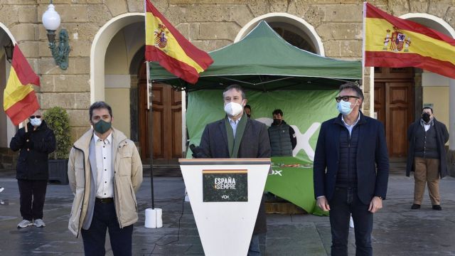 Acto de VOX a las puertas del Ayuntamiento de Cádiz Acto de VOX a las puertas del Ayuntamiento de Cádiz
