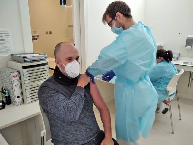 Un sanitario del hospital de Jerez (Cádiz) recibe la segunda dosis de la vacuna contra la Covid-19. Un sanitario del hospital de Jerez (Cádiz) recibe la segunda dosis de la vacuna contra la Covid-19.