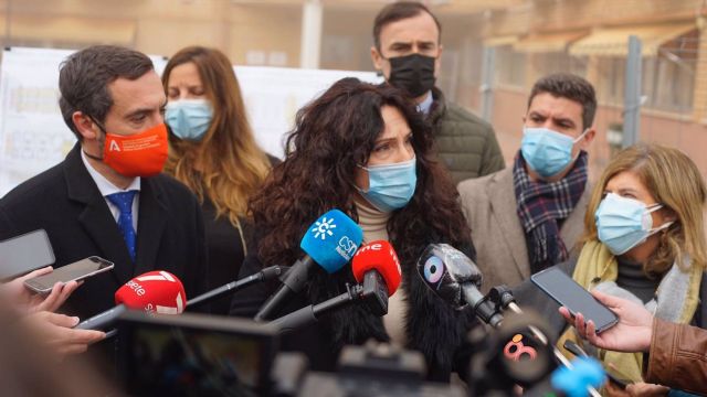 Rocío Ruiz atiende a la prensa en su visita a la residencia de mayores de La Granja en Jerez Rocío Ruiz atiende a la prensa en su visita a la residencia de mayores de La Granja en Jerez