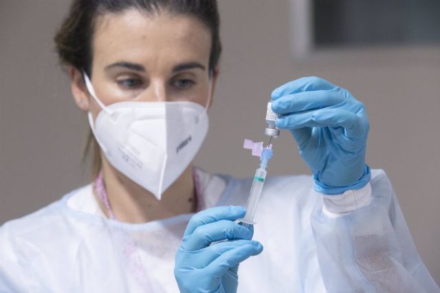 Una enfermera prepara una vacuna Una enfermera prepara una vacuna