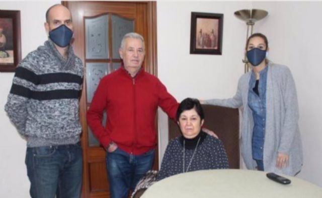 La familia de Teresa Muñoz Albalá, de Aguilar de la Frontera (Córdoba), que tiene 62 años y sufre esclerosis múltiple. La familia de Teresa Muñoz Albalá, de Aguilar de la Frontera (Córdoba), que tiene 62 años y sufre esclerosis múltiple.