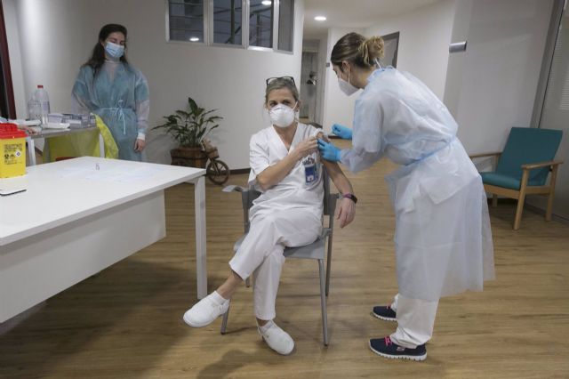 Una técnico auxiliar de cuidados de la residencia, Socorro Mancebo recibie la segunda dosis de la vacuna Pfizer-BionTech contra el coronavirus en el Centro Polivalente de Recursos Residencia Mixta de Gijón, el mismo en el que se inició la vacunación en As Una técnico auxiliar de cuidados de la residencia, Socorro Mancebo recibie la segunda dosis de la vacuna Pfizer-BionTech contra el coronavirus en el Centro Polivalente de Recursos Residencia Mixta de Gijón, el mismo en el que se inició la vacunación en As