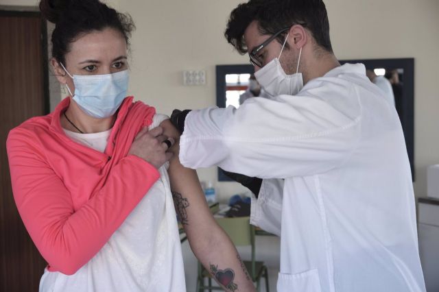 Un trabajador sanitario inyecta una de las primeras vacunas de Pfizer-BionTech contra la Covid-19 a una trabajadora de la Vivienda Tutelada para personas discapacitadas de Campo de Criptana Un trabajador sanitario inyecta una de las primeras vacunas de Pfizer-BionTech contra la Covid-19 a una trabajadora de la Vivienda Tutelada para personas discapacitadas de Campo de Criptana