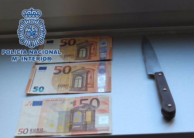 Cuchillo y dinero intervenidos al atracador de una farmacia Cuchillo y dinero intervenidos al atracador de una farmacia