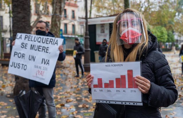 A las puertas del Ayuntamiento de Sevilla el sector de la peluquería protesta para reclamar la bajada del IVA al 10%. Sevilla (Andalucía) a 20 de enero 2021 A las puertas del Ayuntamiento de Sevilla el sector de la peluquería protesta para reclamar la bajada del IVA al 10%. Sevilla (Andalucía) a 20 de enero 2021