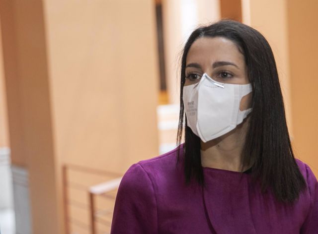 La presidenta de Ciudadanos (Cs), Inés Arrimadas (d), durante el encuentro con el alcalde de Sevilla. La presidenta de Ciudadanos (Cs), Inés Arrimadas (d), durante el encuentro con el alcalde de Sevilla.