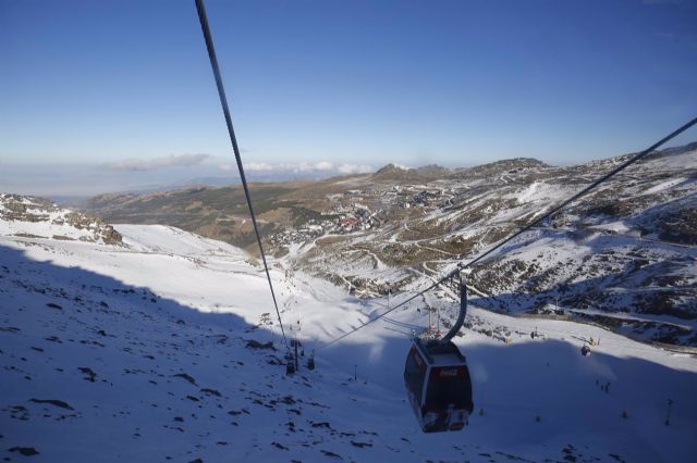 Esquiadores con mascarillas en la estación de esquí de Sierra Nevada tras la apertura de la temporada - Álex Cámara - Europa Press Esquiadores con mascarillas en la estación de esquí de Sierra Nevada tras la apertura de la temporada - Álex Cámara - Europa Press