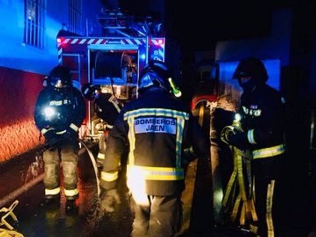 Intervención de los Bomberos de Jaén en el incendio de una vivienda Intervención de los Bomberos de Jaén en el incendio de una vivienda