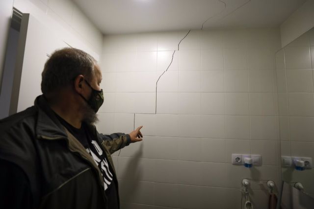 Un vecino muestra las grietas causadas en su vivienda tras el terremoto de 4.4 grados con epicentro en Santa Fe (Granada), que ha dejado numerosos daños materiales en la localidad de Atarfe Un vecino muestra las grietas causadas en su vivienda tras el terremoto de 4.4 grados con epicentro en Santa Fe (Granada), que ha dejado numerosos daños materiales en la localidad de Atarfe