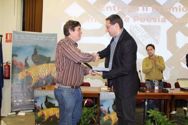 Luis García Montero entrega Premio Alhambra a Carlos Aldazábal Luis García Montero entrega Premio Alhambra a Carlos Aldazábal
