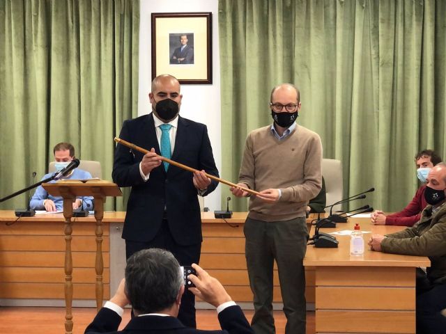 José María Rodríguez Peralta, nuevo alcalde de Yunquera, recibe la vara de mano de exregidor José Antonio Víquez, nuevo delegado de Desarrollo Sostenible de la Junta de Andalucía en Málaga José María Rodríguez Peralta, nuevo alcalde de Yunquera, recibe la vara de mano de exregidor José Antonio Víquez, nuevo delegado de Desarrollo Sostenible de la Junta de Andalucía en Málaga