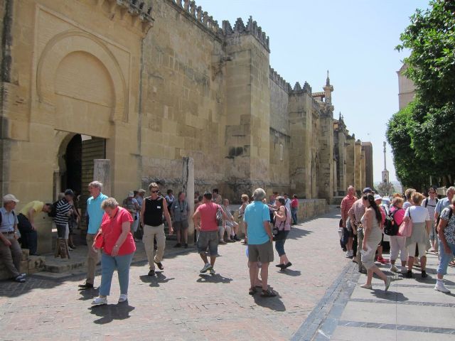 Turistas junto a la Mezquita-Catedral Turistas junto a la Mezquita-Catedral