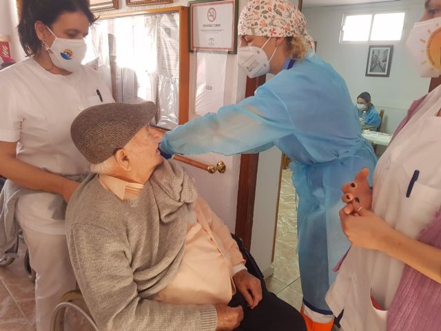 Vacunación de la segunda dosis en una residencia de Punta Umbría Vacunación de la segunda dosis en una residencia de Punta Umbría