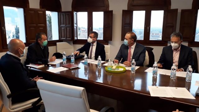 La Junta aumenta a 8,4 millones de euros su aportación al PFEA, un 15 por ciento más que en 2020 La Junta aumenta a 8,4 millones de euros su aportación al PFEA, un 15 por ciento más que en 2020