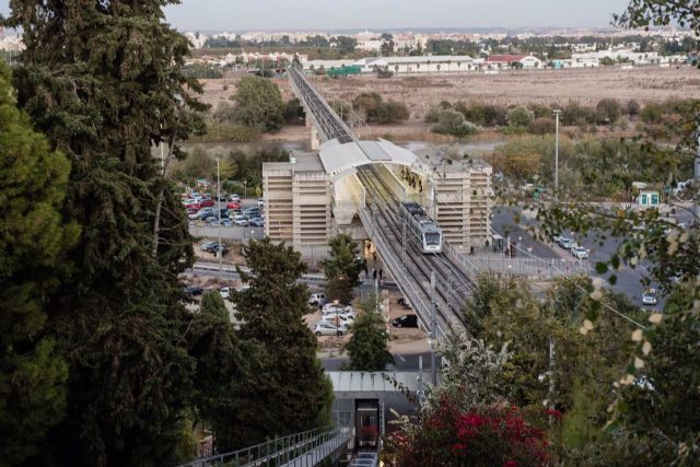 El metro en su trazado por el Aljarafe El metro en su trazado por el Aljarafe