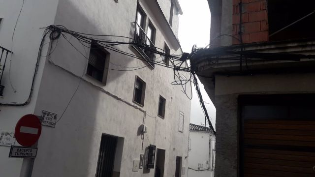 Cableado en una de las calles de Quesada Cableado en una de las calles de Quesada