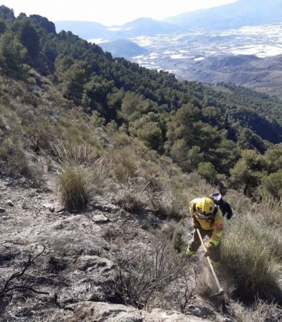Un bombero forestal trabaja en la extinción de un incendio Un bombero forestal trabaja en la extinción de un incendio