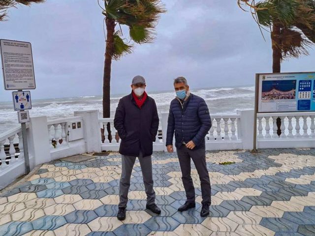 Alcalde de Benalmádena, Víctor Navas, y el concejal de Seguridad, Javier Marín, visitan el litoral de Benalmádena para cuantificar los daños del temporal Alcalde de Benalmádena, Víctor Navas, y el concejal de Seguridad, Javier Marín, visitan el litoral de Benalmádena para cuantificar los daños del temporal