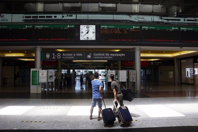 Viajeros suben al AVE en la estación María Zambrano de Málaga. Málaga a 8 de junio del 2020 - Álex Zea - Europa Press