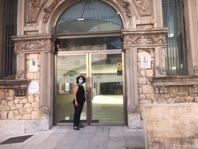 Mercedes Gámez en la entrada del albergue juvenil