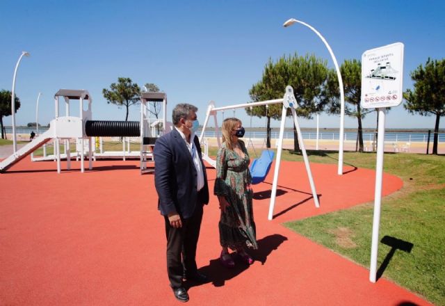 La presidenta del Puerto de Huelva, Pilar Miranda, visita el parque infantil en el Paseo de la Ría