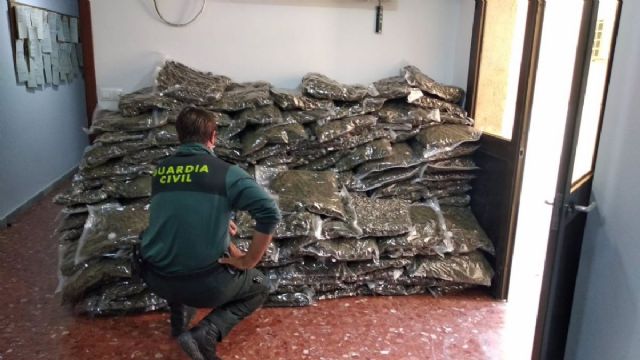 Bolsas con cogollos de marihuana intervenidas en una operación de la Guardia Civil