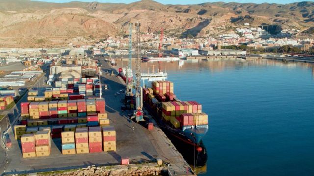 Muelle de contenedores del puerto de Almería