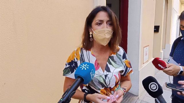 Marta Bosquet atiende a los medios de comunicación en Almería