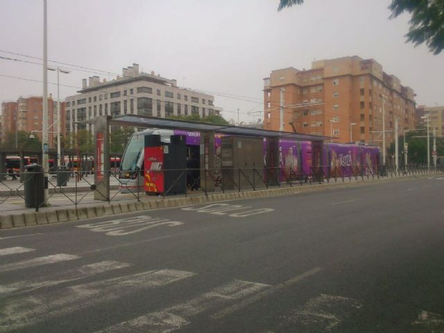 El tranvía en la parada de San Bernardo