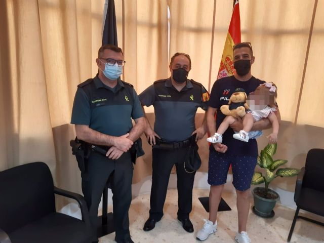 Agentes de la Guardia Civil, con la bebé auxiliada cuando se ahogaba en una piscina en Mairena del Alcor, Sevilla Agentes de la Guardia Civil, con la bebé auxiliada cuando se ahogaba en una piscina en Mairena del Alcor, Sevilla